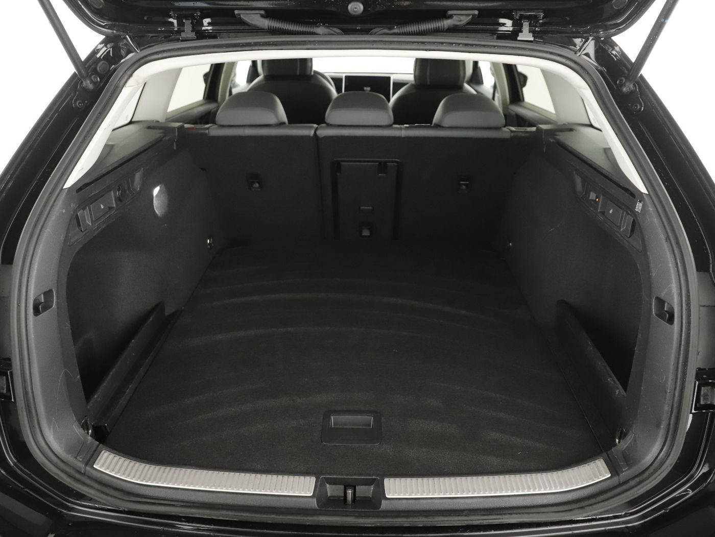 VW Passat Variant 1.5 eTSI Business Aut | Bild 25 von 27