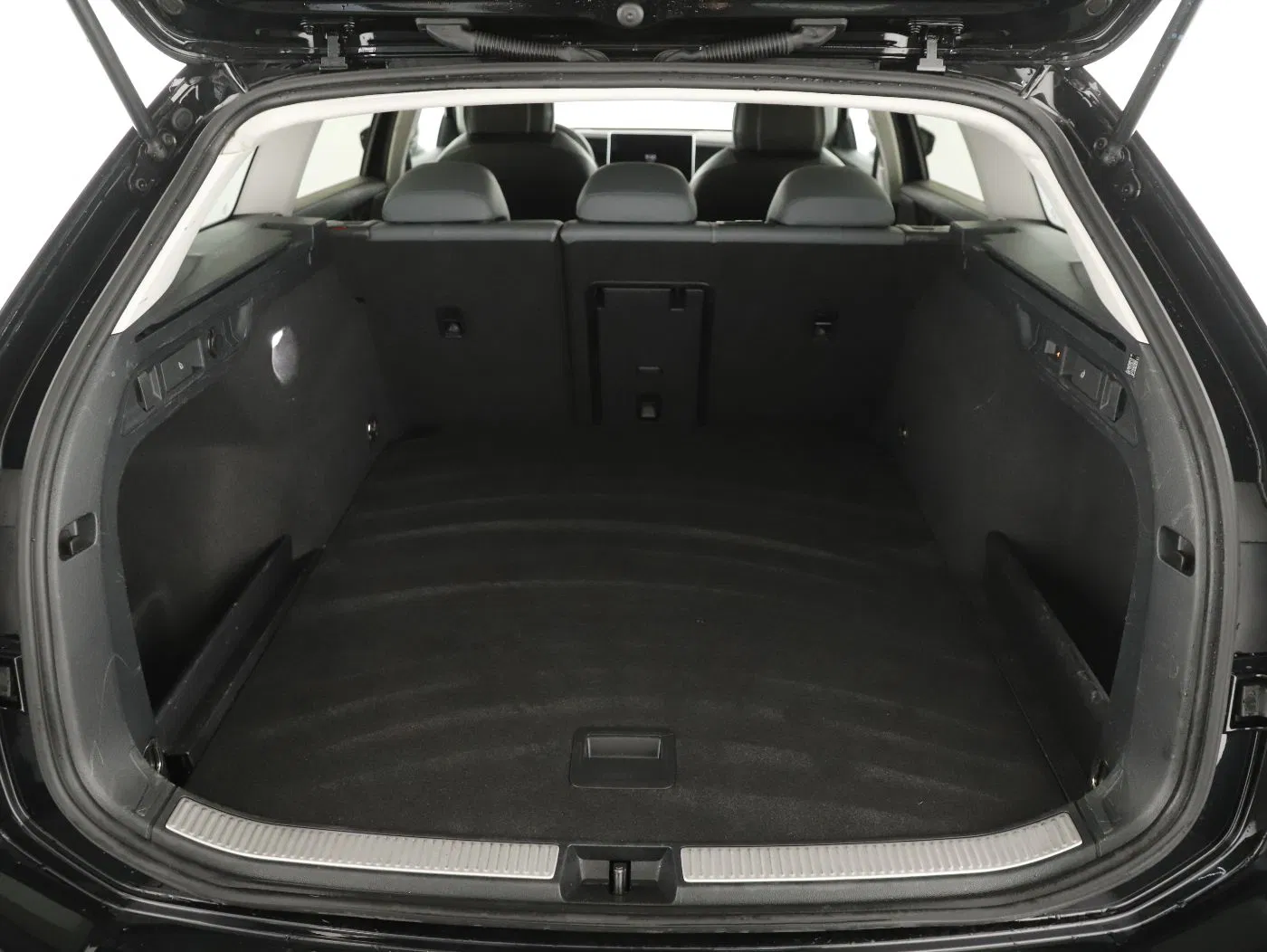 VW Passat Variant 1.5 eTSI Business Aut | Bild 25 von 27