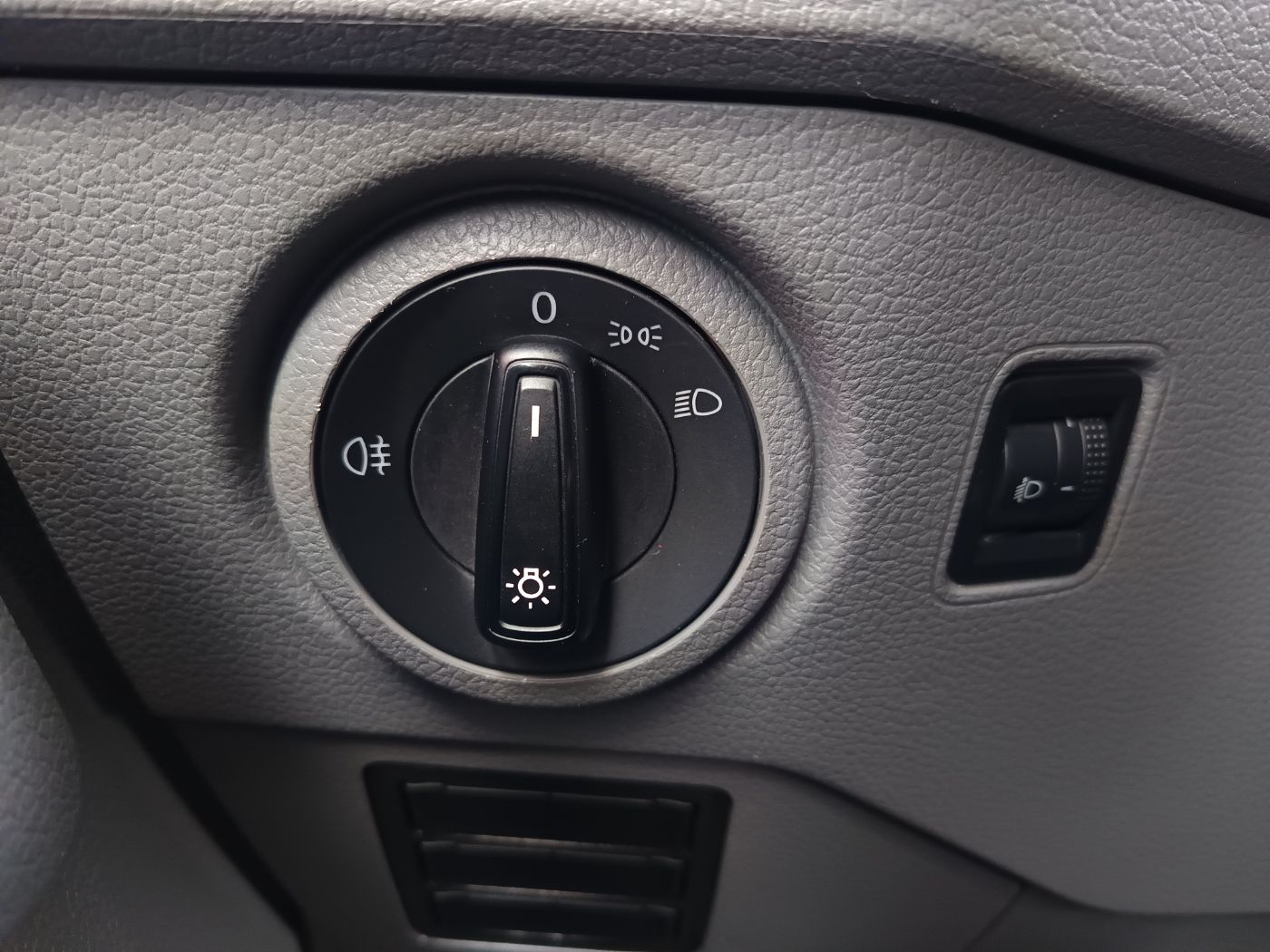 VW Crafter 30 2.0 TDI Kasten FWD L3H3 | Bild 11 von 25