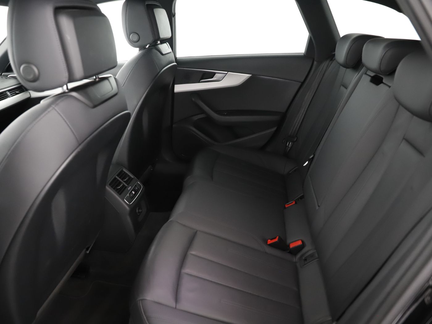 Audi A4 Avant 35 TFSI S-Line Aut. | Bild 26 von 28