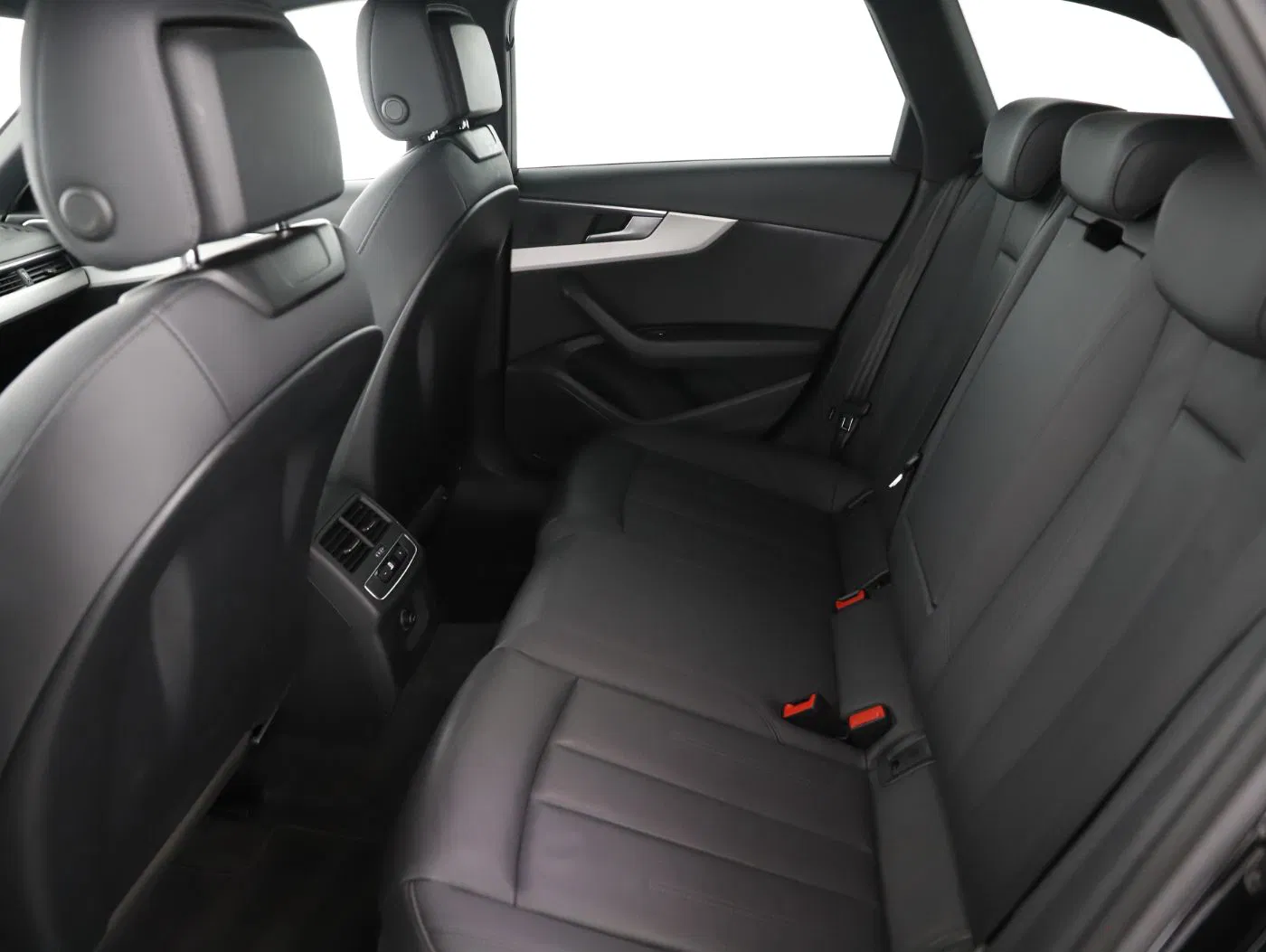 Audi A4 Avant 35 TFSI S-Line Aut. | Bild 26 von 28