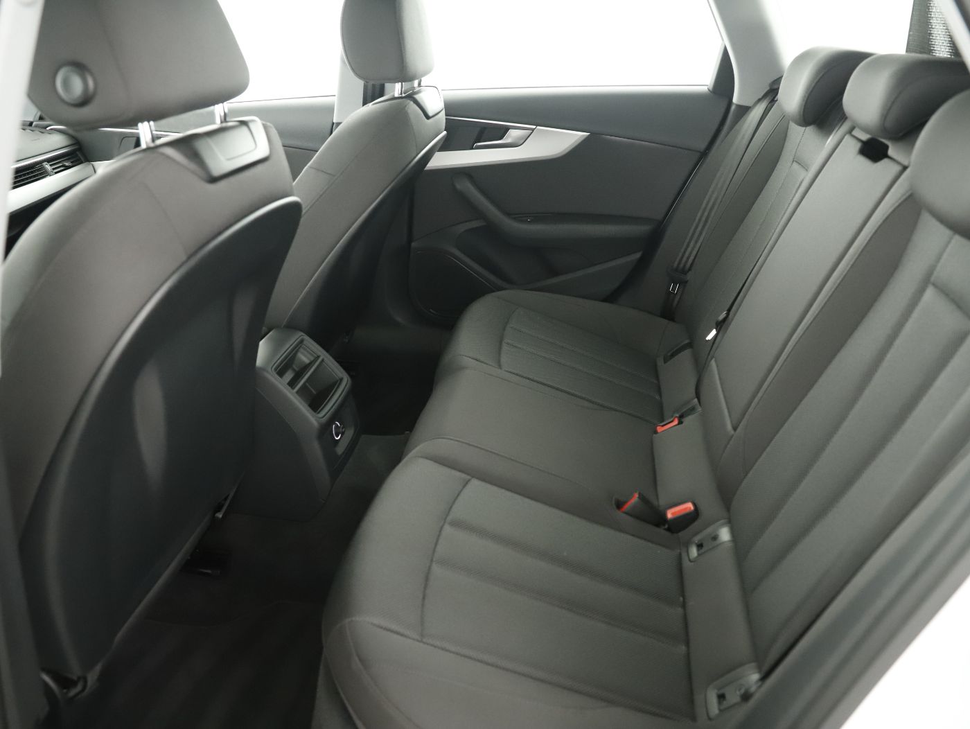 Audi A4 Avant 40 2.0 TFSI S-Line | Bild 24 von 28