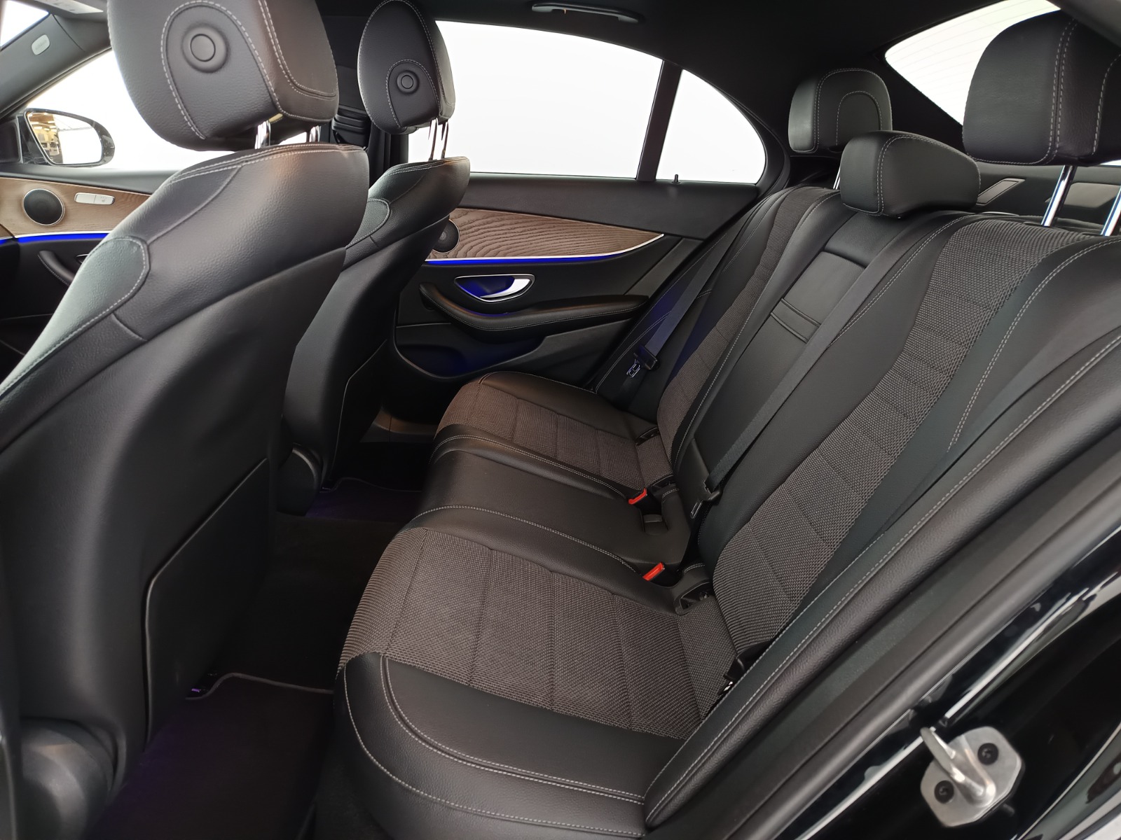 Mercedes-Benz E 220 d Aut. | Bild 26 von 28