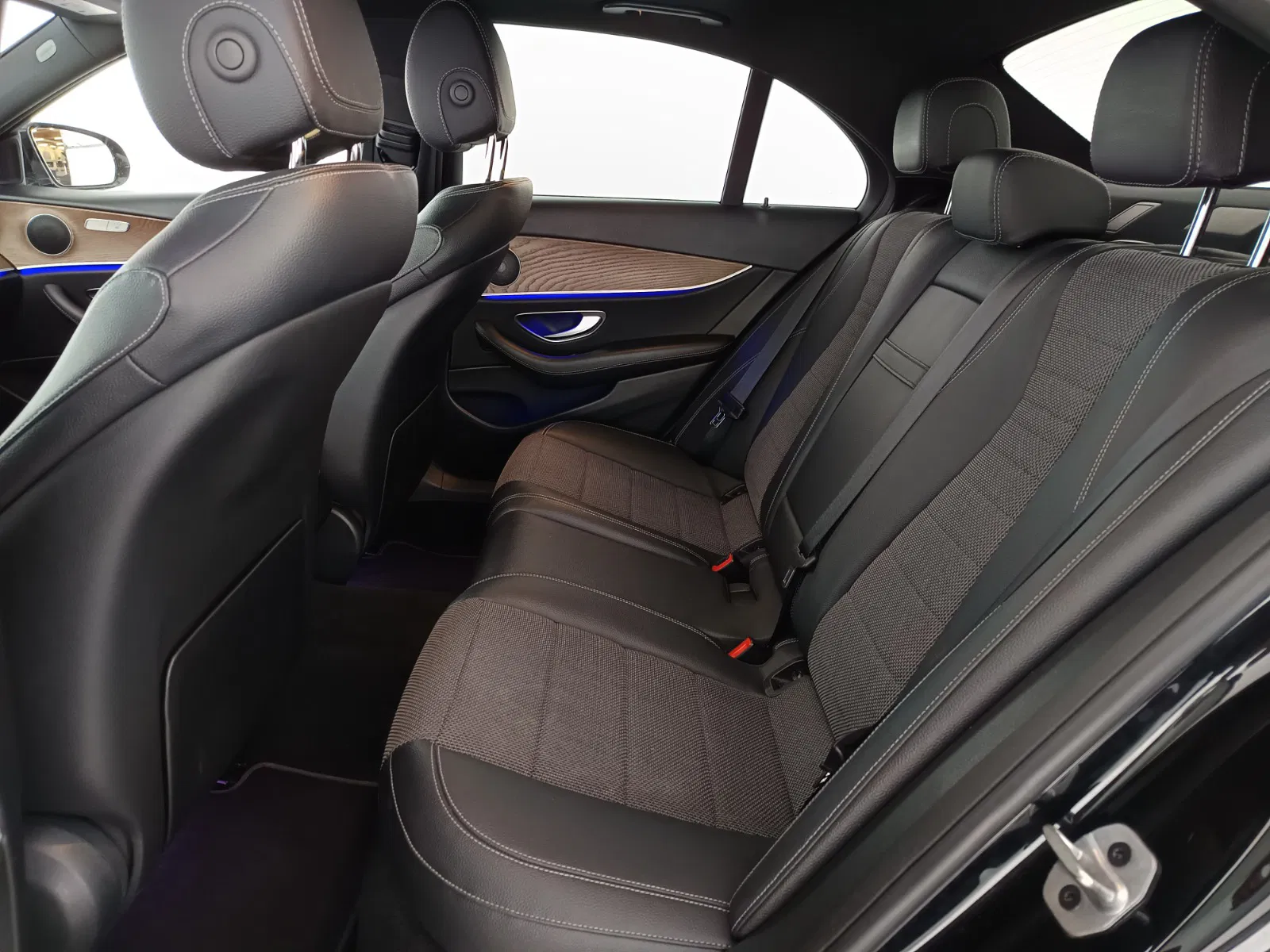 Mercedes-Benz E 220 d Aut. | Bild 26 von 28