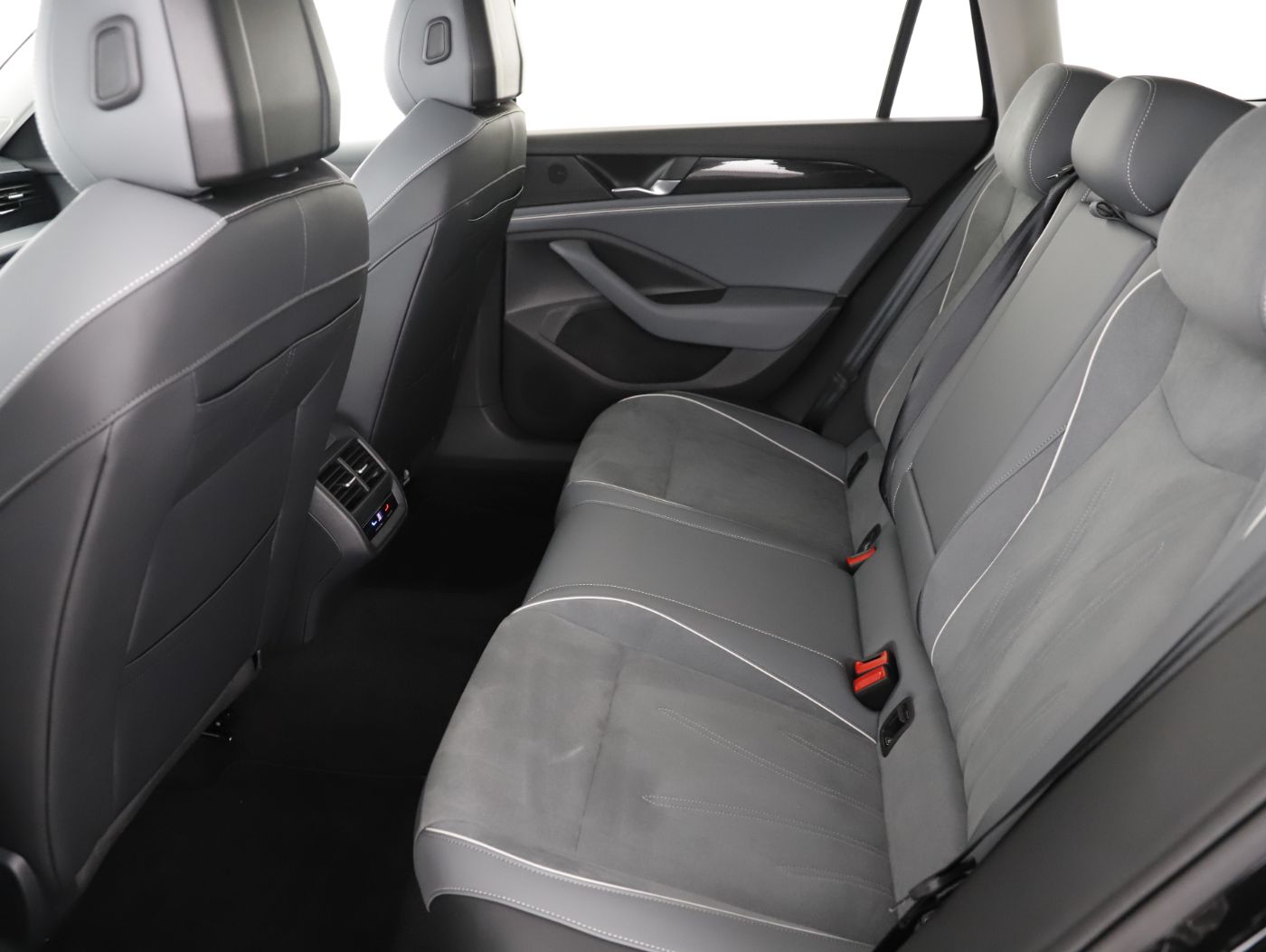 VW Passat Variant 2.0 TDI Busn. | Bild 23 von 27