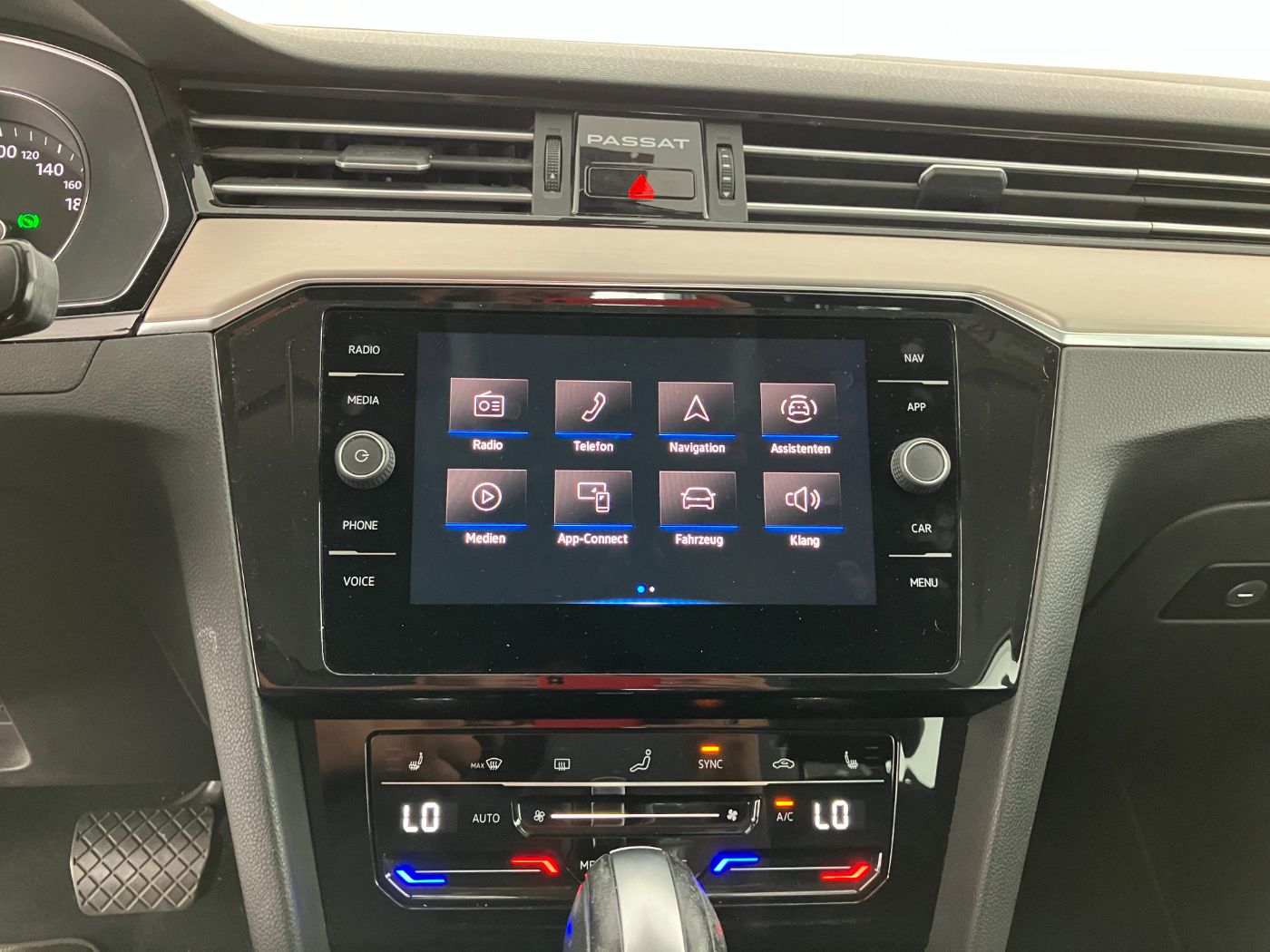 VW Passat Variant 2.0 TDI 4Mot. Eleg. DSG | Bild 13 von 23