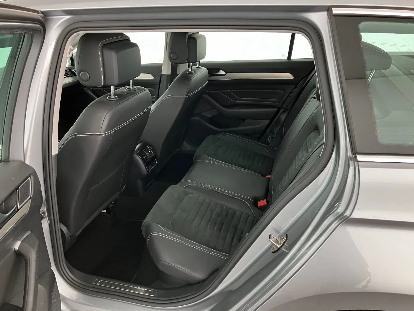 VW Passat Variant 2.0 TDI 4Mot. Eleg. DSG | Bild 21 von 23