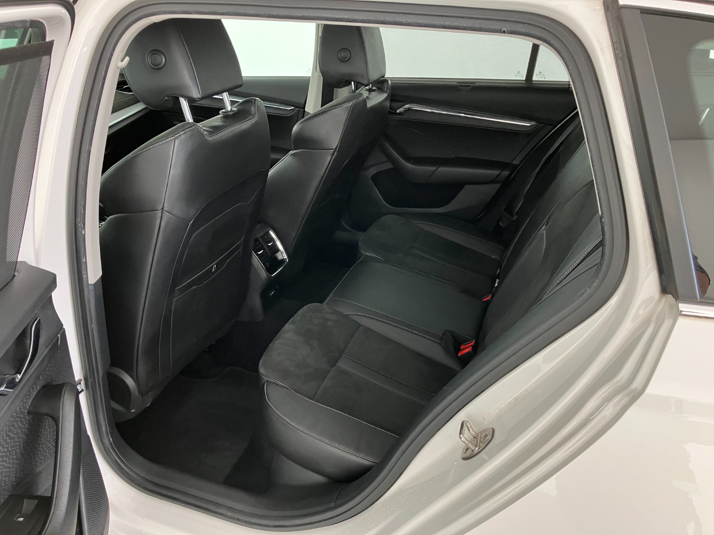 Skoda Octavia Combi 2.0 TDI Premium Aut. | Bild 18 von 28