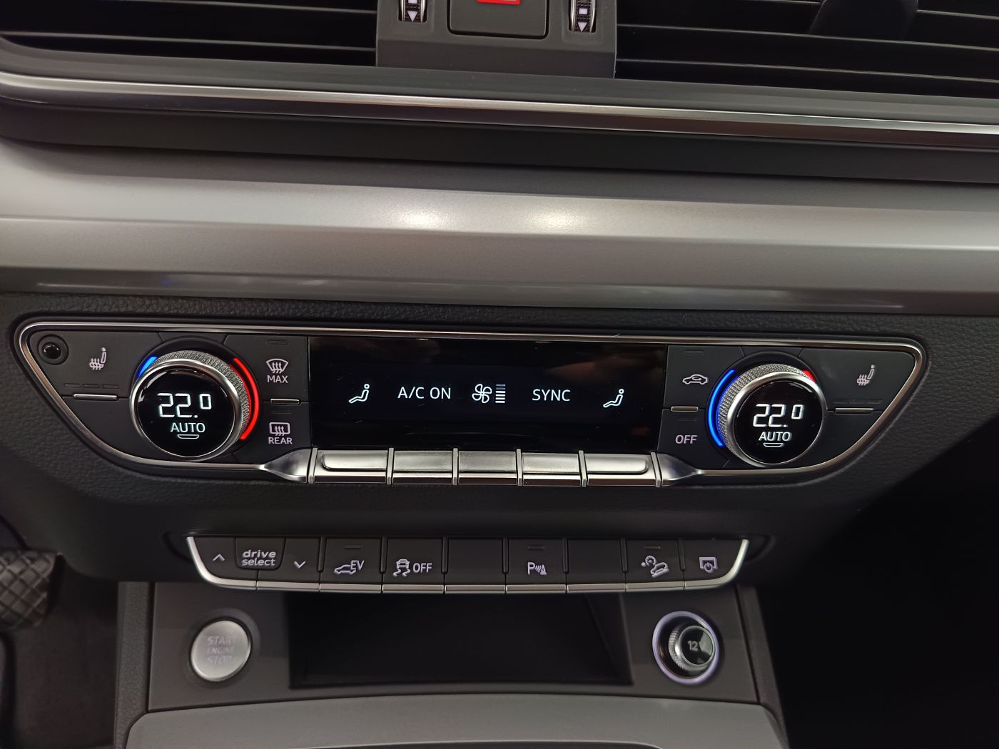 Audi Q5 55 TFSI e quattro sport | Bild 25 von 28