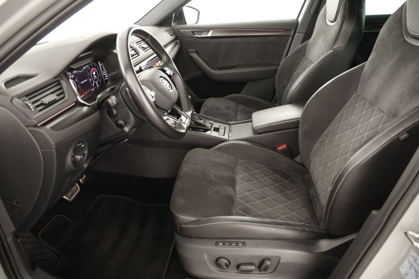 Skoda Superb Combi 1.4TSI iV | Bild 11 von 28