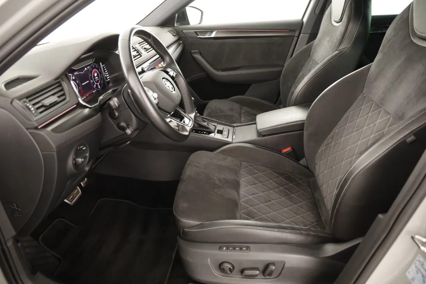 Skoda Superb Combi 1.4TSI iV | Bild 11 von 28