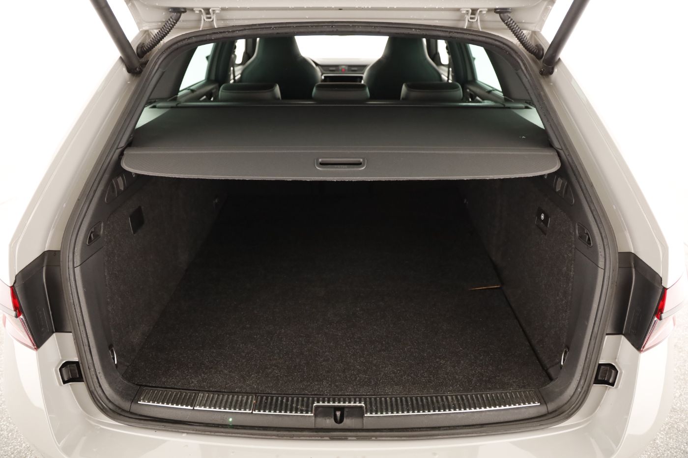 Skoda Superb Combi 1.4TSI iV | Bild 24 von 28