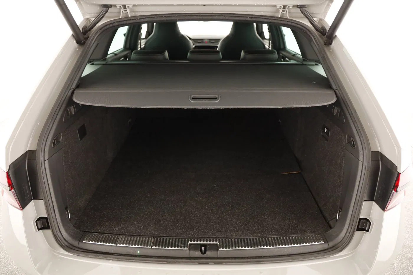 Skoda Superb Combi 1.4TSI iV | Bild 24 von 28