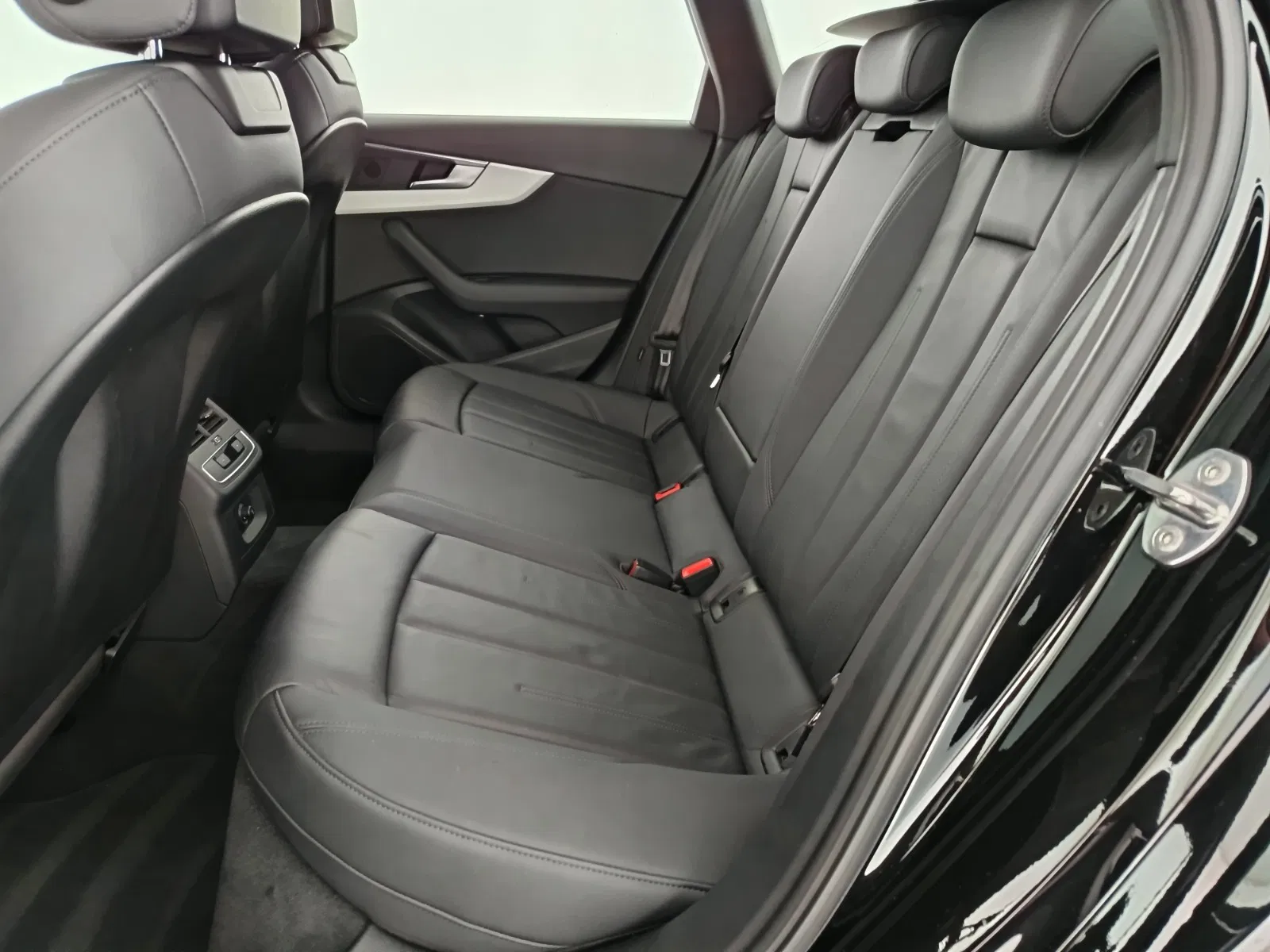 Audi A4 Avant 35 2.0 TFSI advanced | Bild 27 von 30