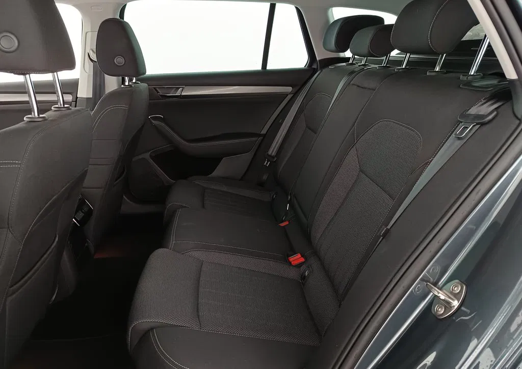 Skoda Superb Combi 2.0 TDI Style | Bild 28 von 30