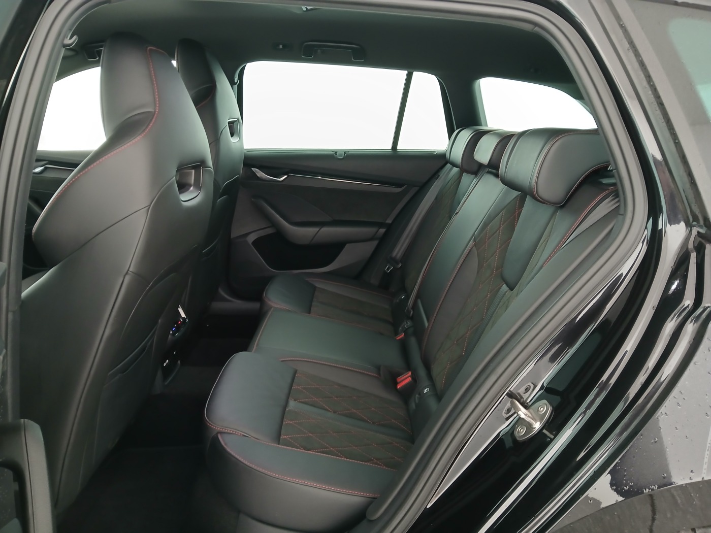 Skoda Octavia Combi 2.0 TDI RS | Bild 25 von 31