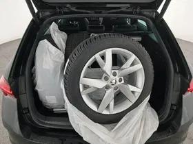 Skoda Octavia Combi 2.0 TDI RS | Thumbnail 27 von 31