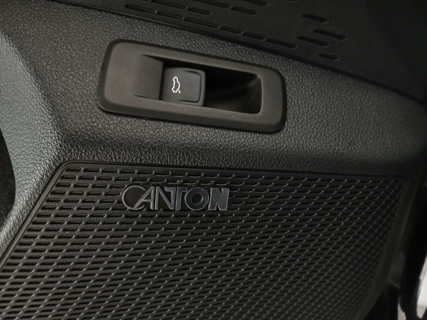 Skoda Octavia Combi 2.0 TDI RS | Bild 30 von 31