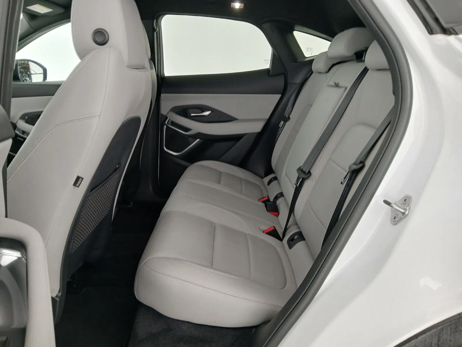 Jaguar E-Pace 2.0DI4 D165 R-Dynamic S Aut. | Bild 28 von 29