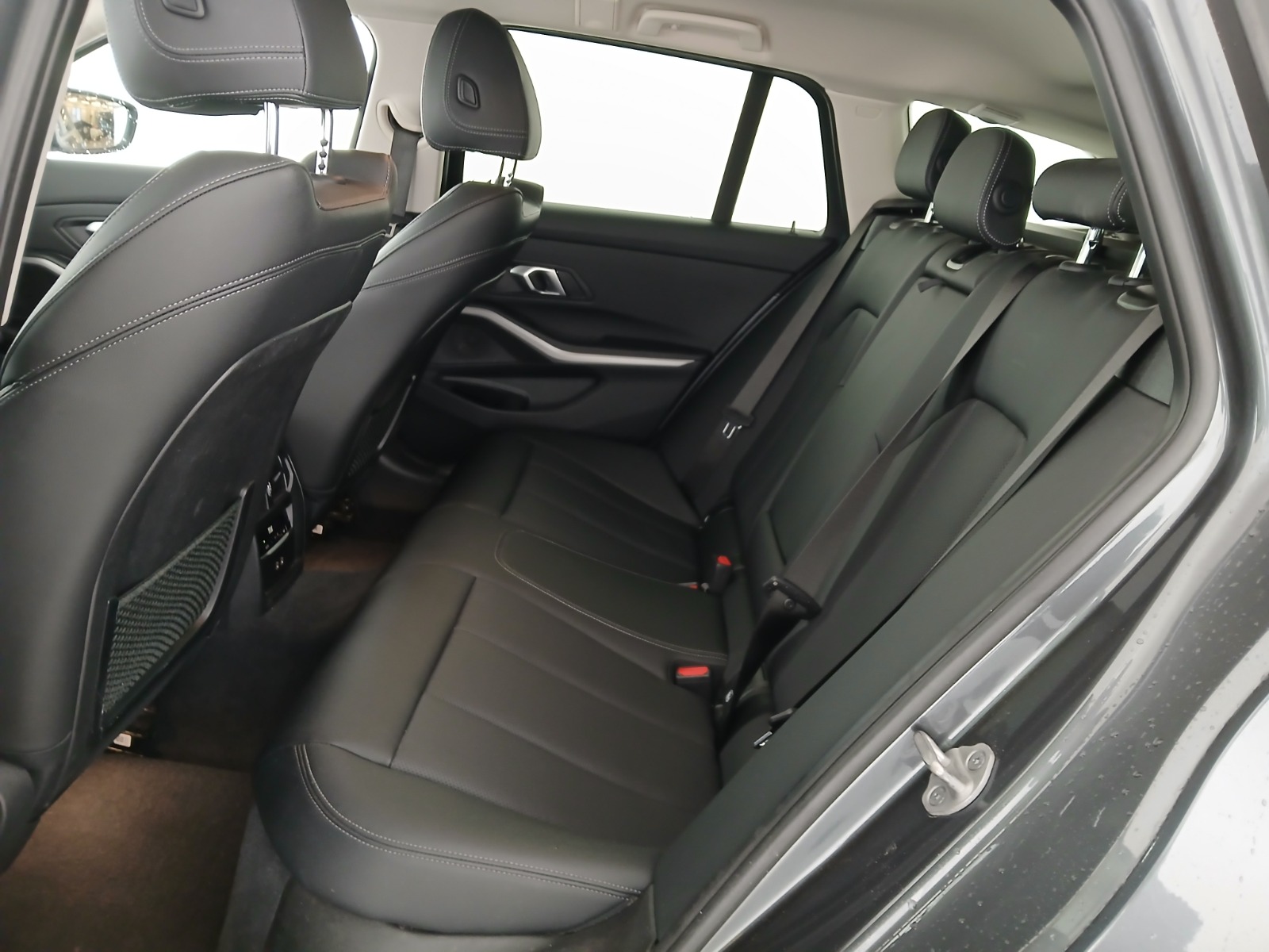 BMW 318d 48 V Touring Aut. | Thumbnail 27 von 30