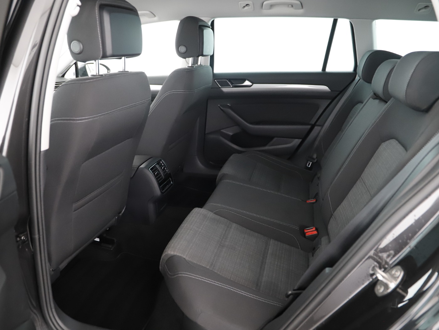 VW Passat Variant 2.0 TDI BMT Business | Bild 19 von 26