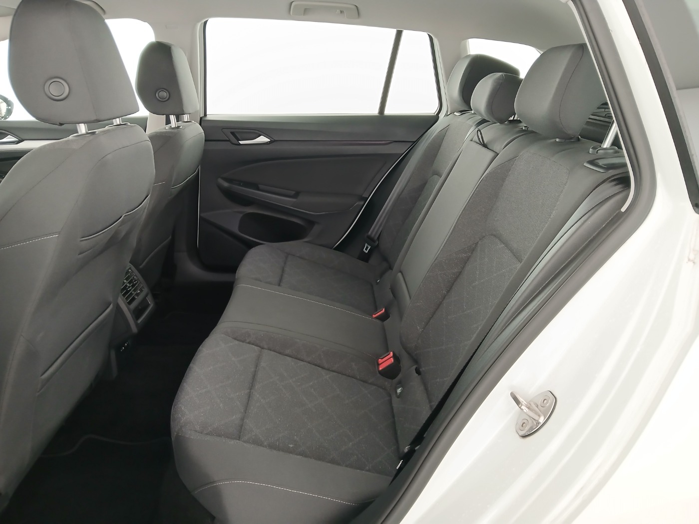 VW Golf VIII Variant 1.0 eTSI Life | Bild 25 von 26