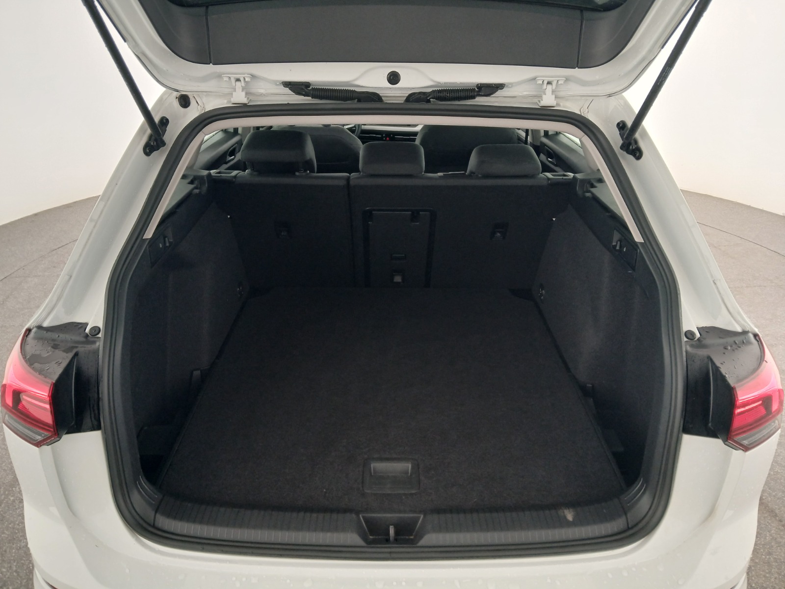 VW Golf VIII Variant 2.0 TDI Life | Bild 27 von 27