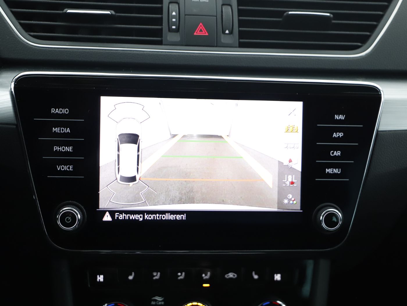 Skoda Superb Combi 2.0 TDI Ambition | Bild 19 von 25