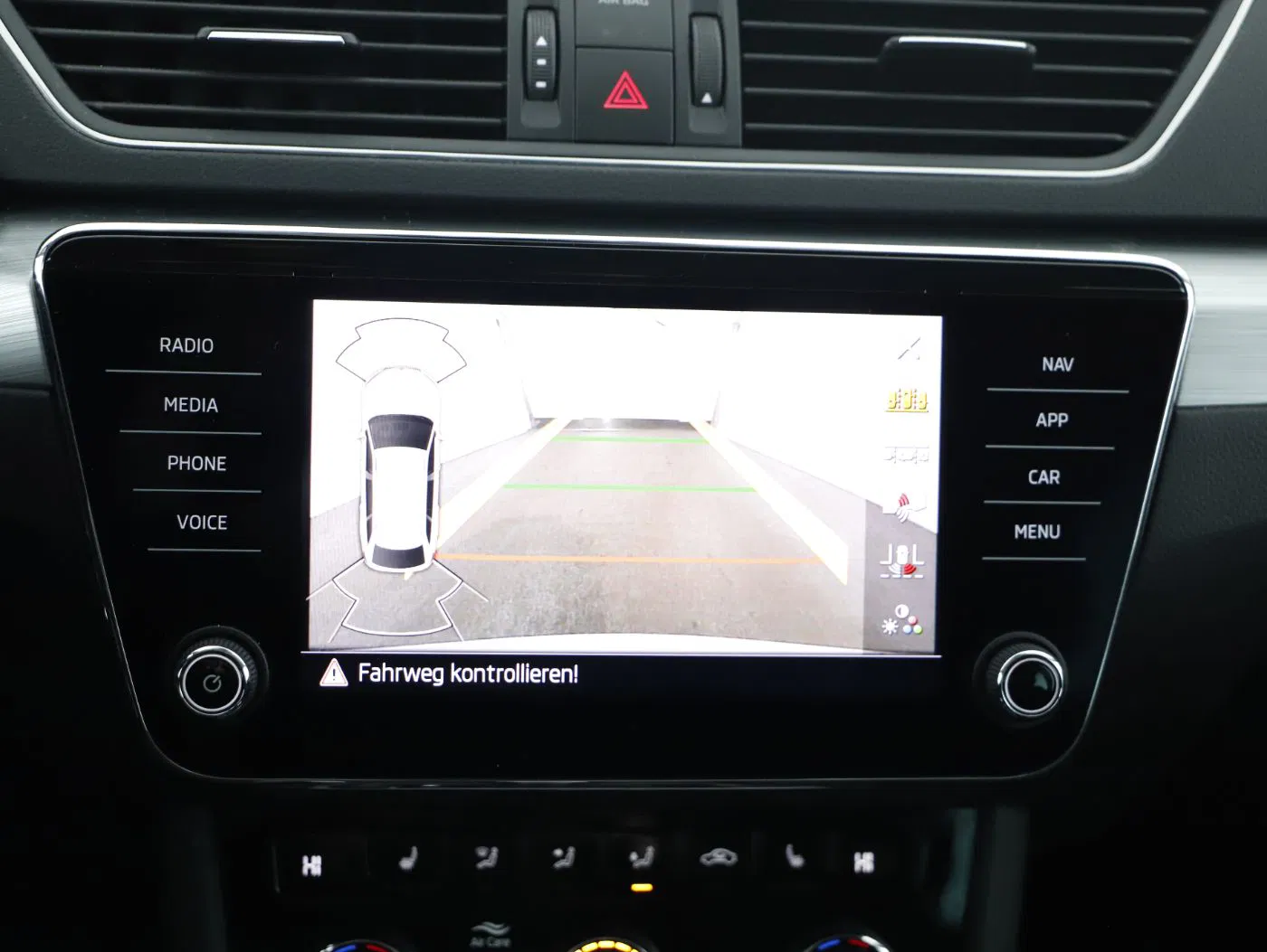 Skoda Superb Combi 2.0 TDI Ambition | Bild 19 von 25