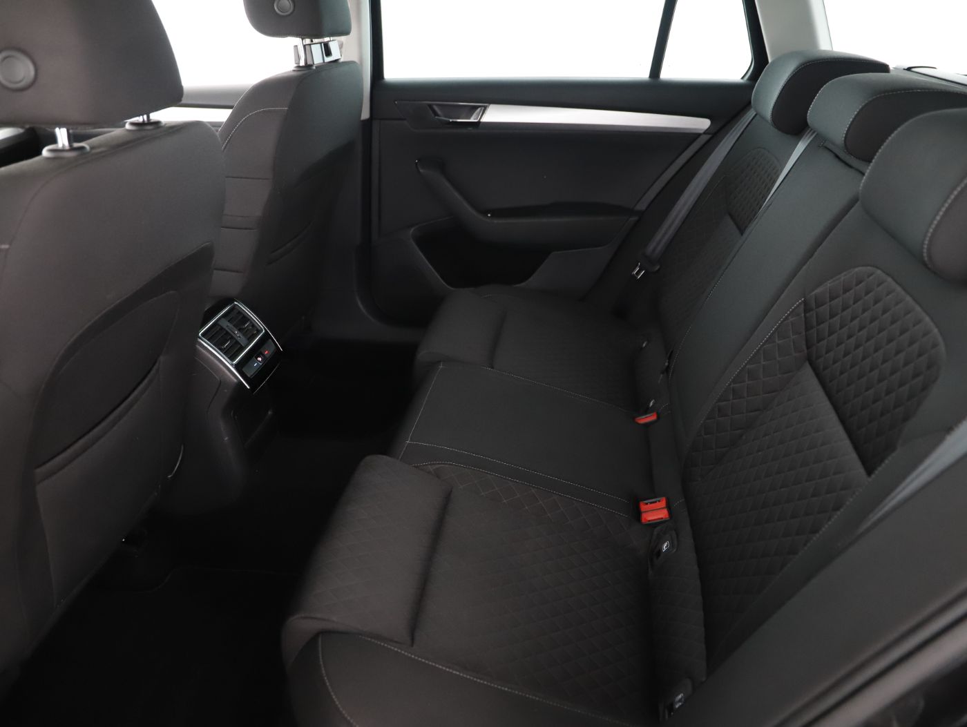 Skoda Superb Combi 2.0 TDI Amb. DSG | Bild 9 von 24