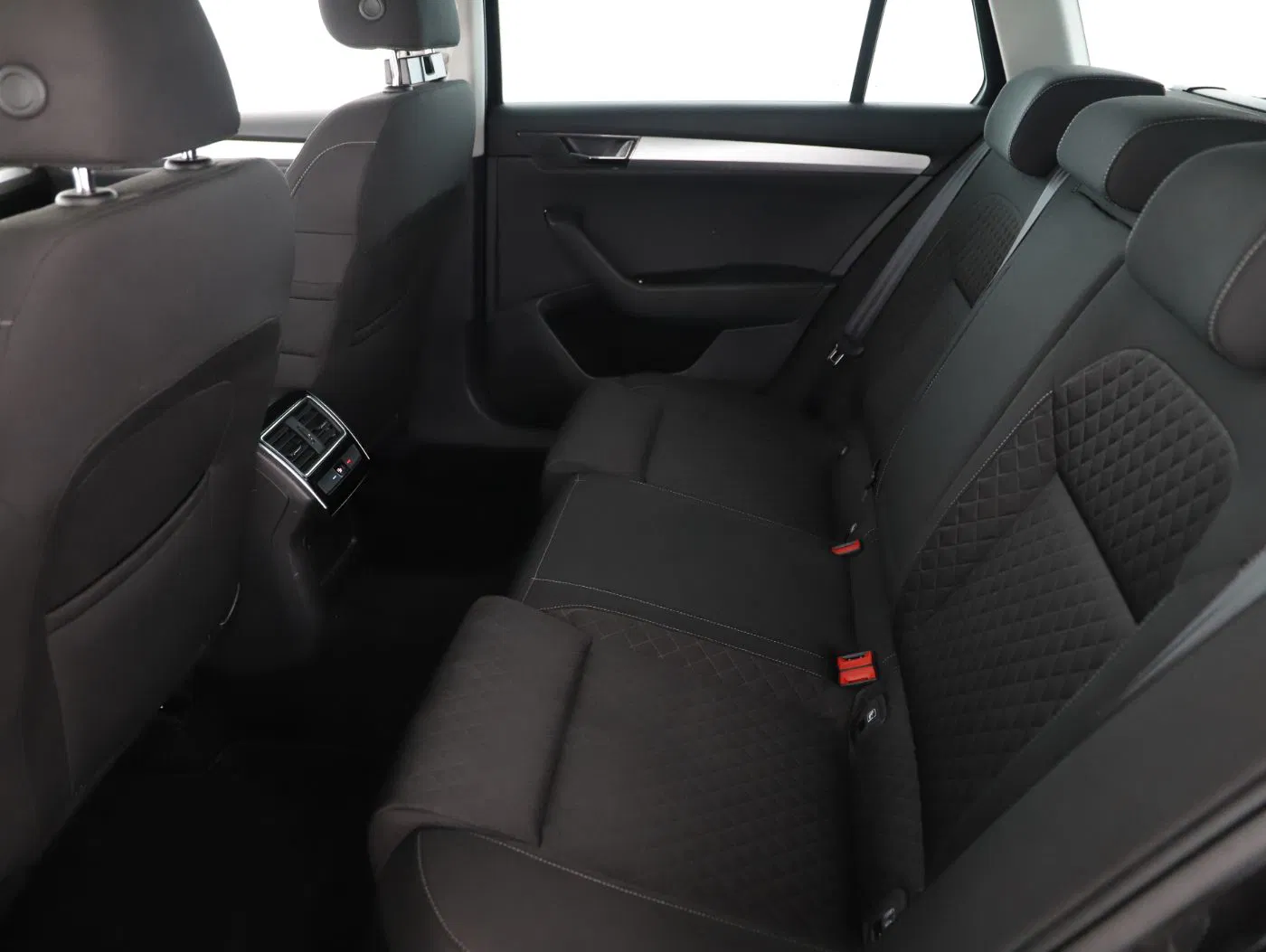 Skoda Superb Combi 2.0 TDI Amb. DSG | Bild 9 von 24