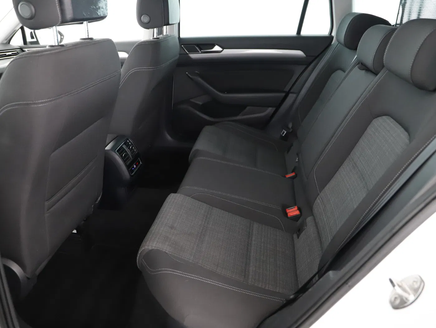 VW Passat Variant 2.0 TDI BMT Business | Bild 19 von 22