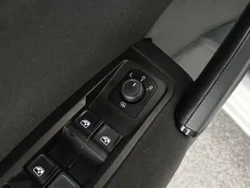 VW Touran 2.0 TDI BMT | Thumbnail 12 von 27