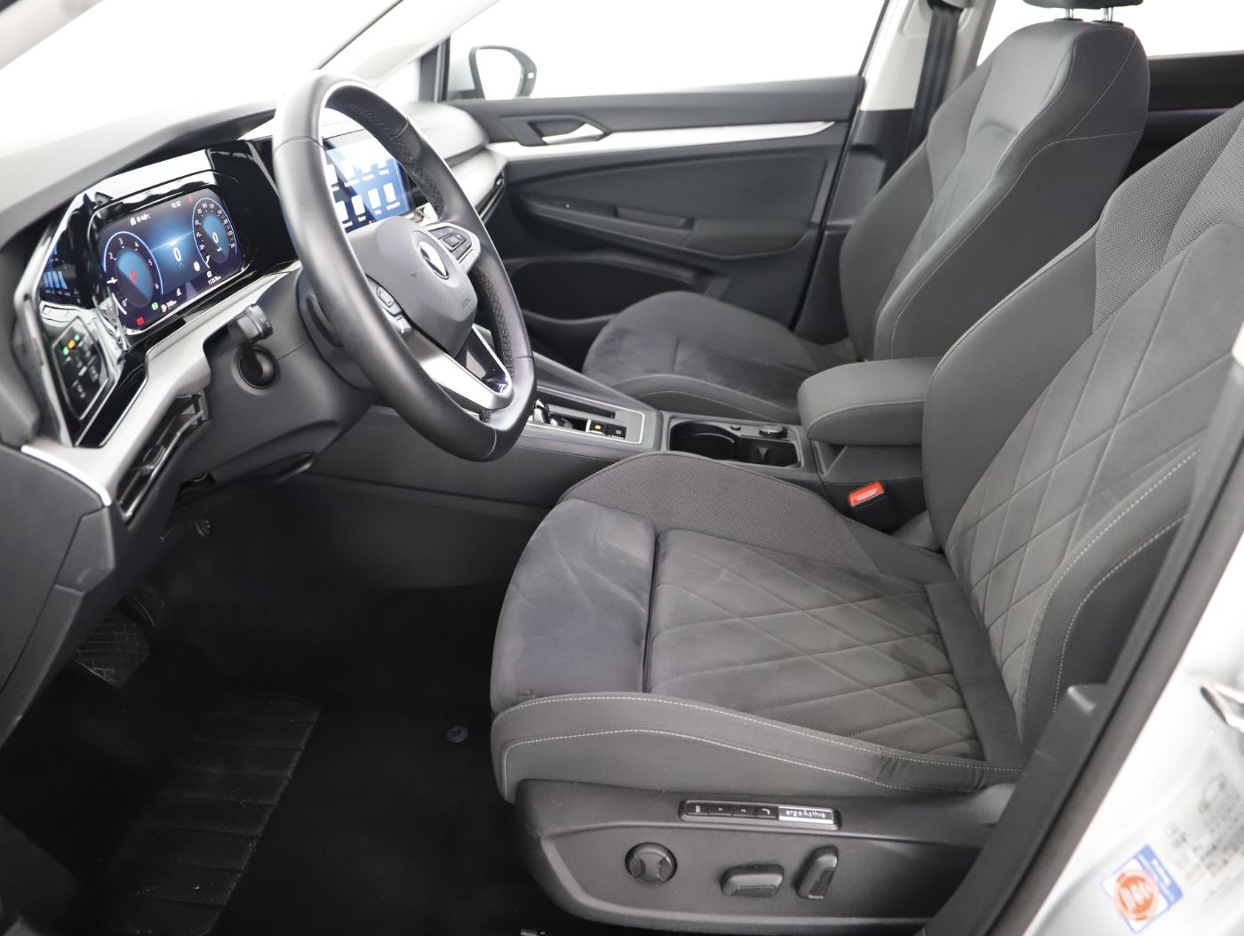 VW Golf VIII Var. 2.0TDI Life DSG | Bild 10 von 23