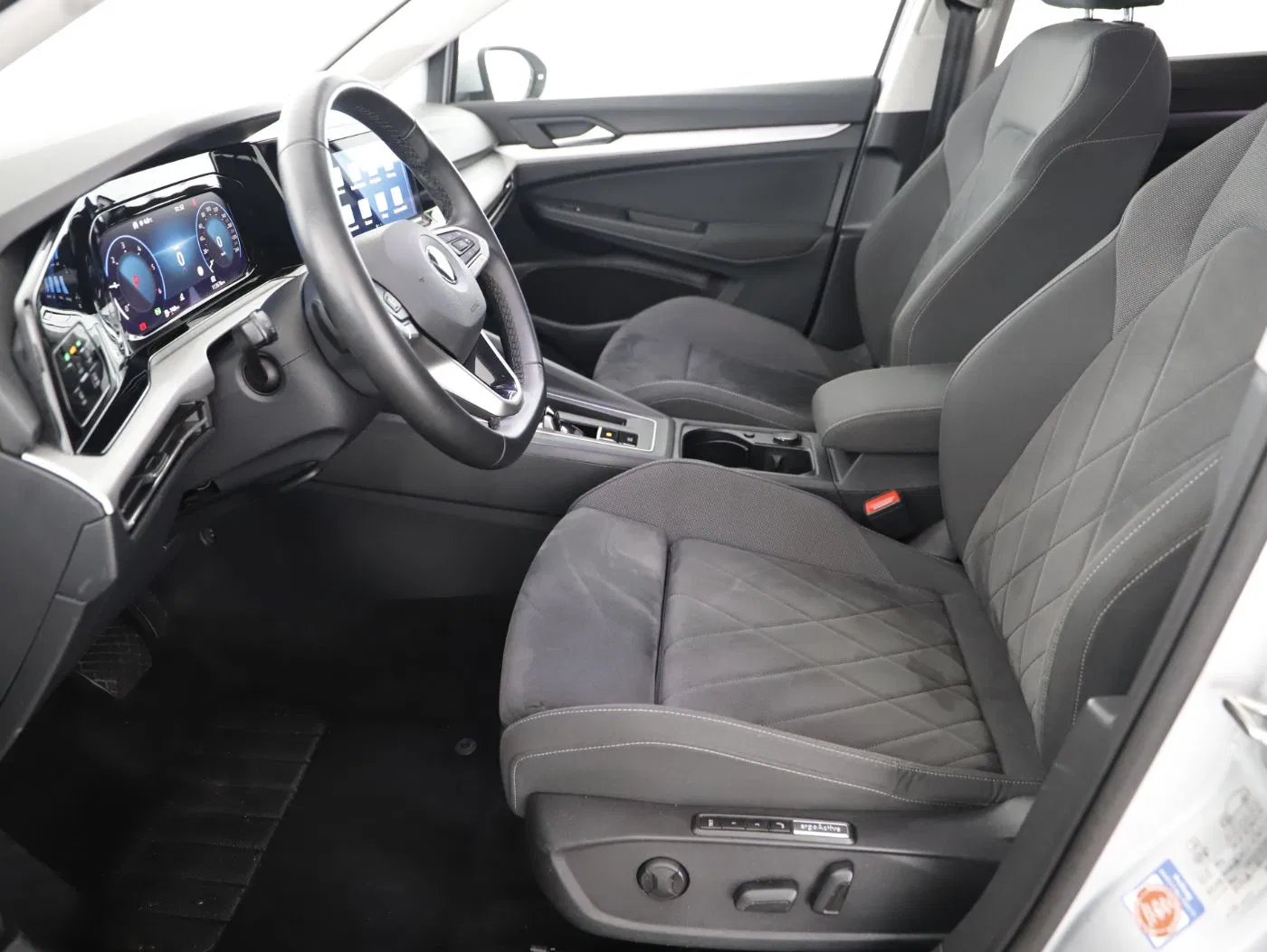 VW Golf VIII Var. 2.0TDI Life DSG | Bild 10 von 23