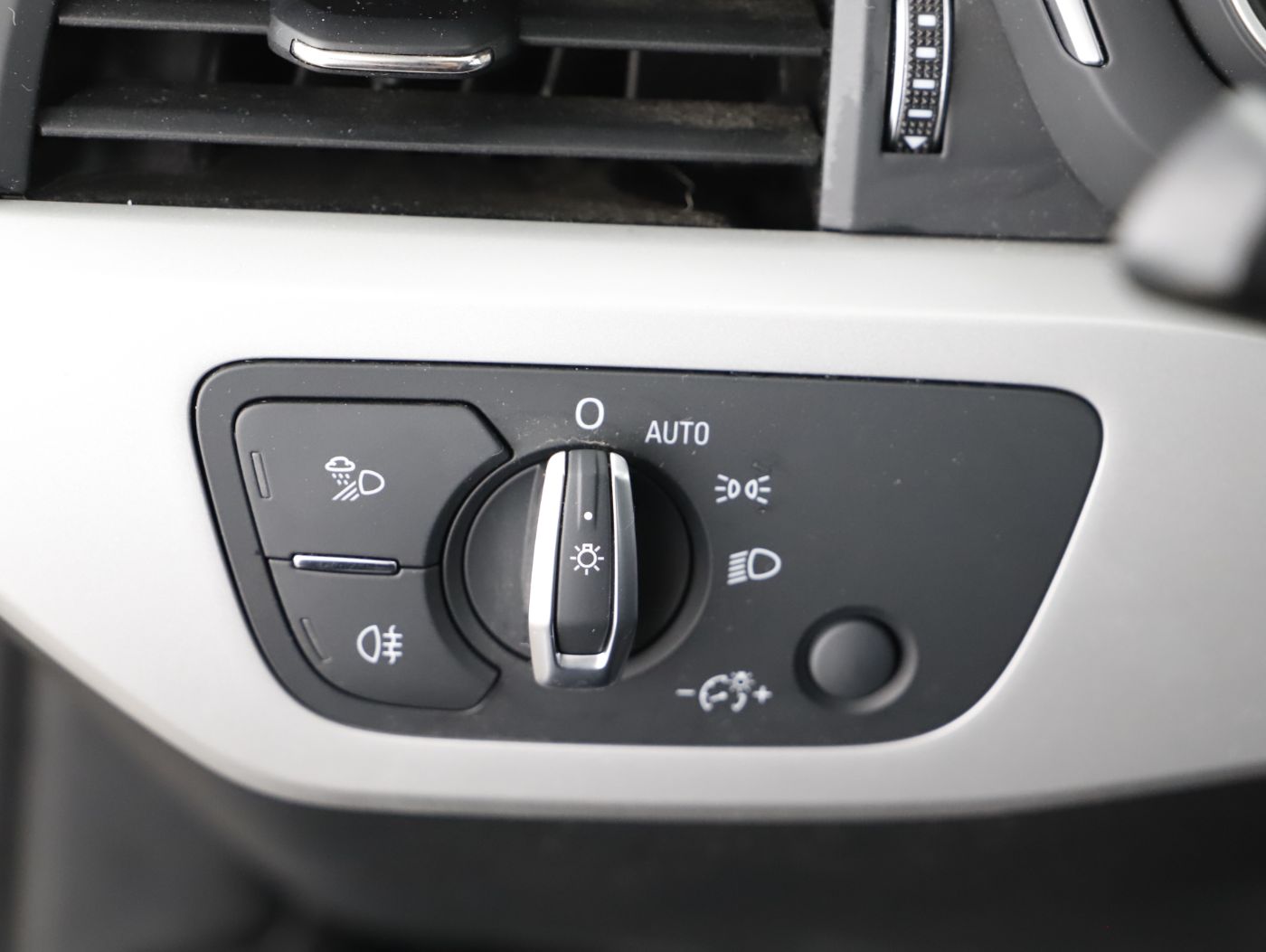 Audi A4 Avant 30 TDI Aut. | Bild 13 von 28