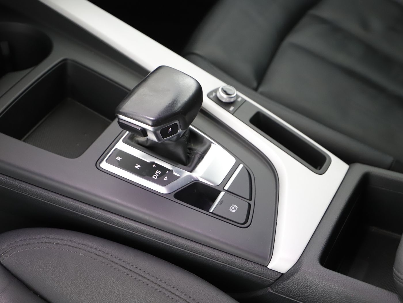 Audi A4 Avant 30 TDI Aut. | Bild 24 von 28