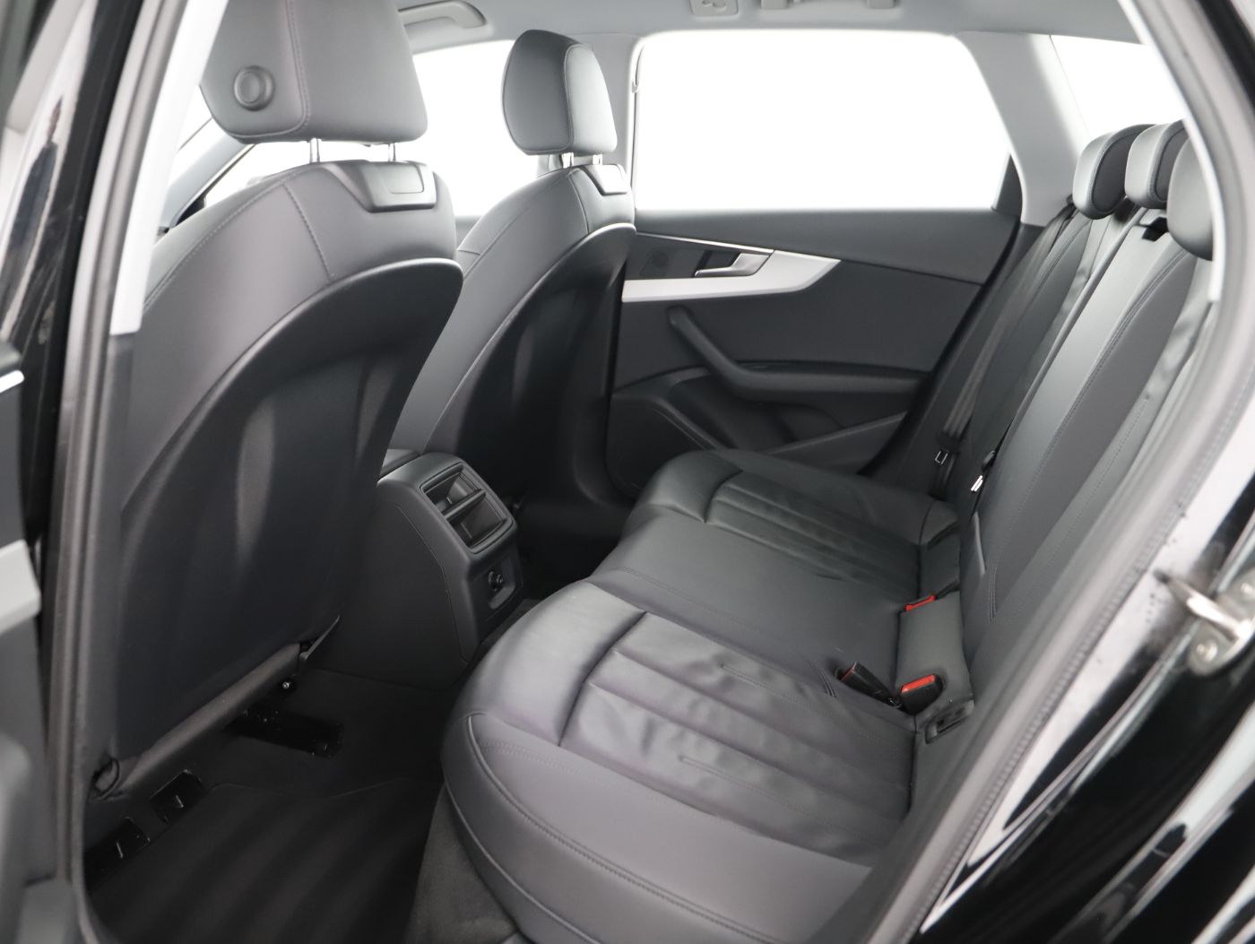 Audi A4 Avant 30 TDI Aut. | Bild 25 von 28