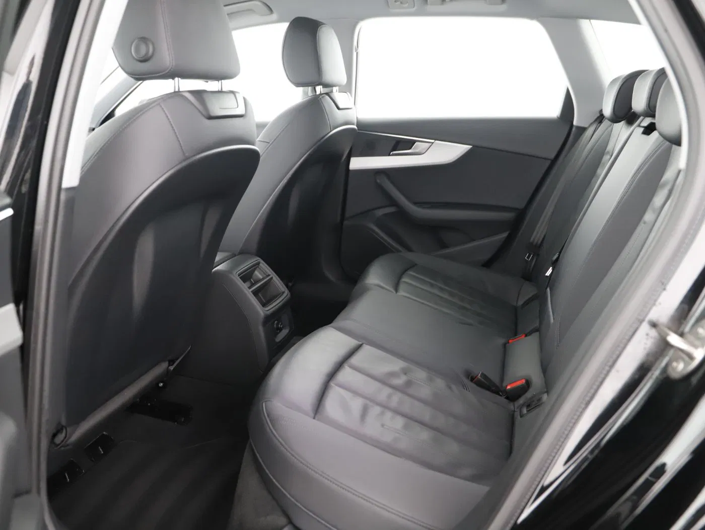 Audi A4 Avant 30 TDI Aut. | Bild 25 von 28