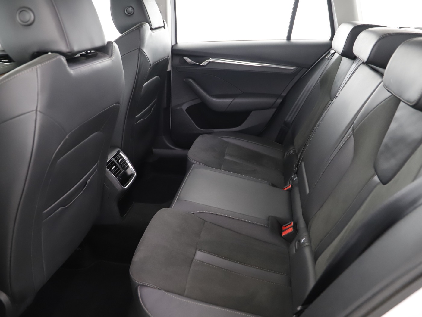 Skoda Octavia Combi 2.0 TDI Scout | Bild 21 von 27