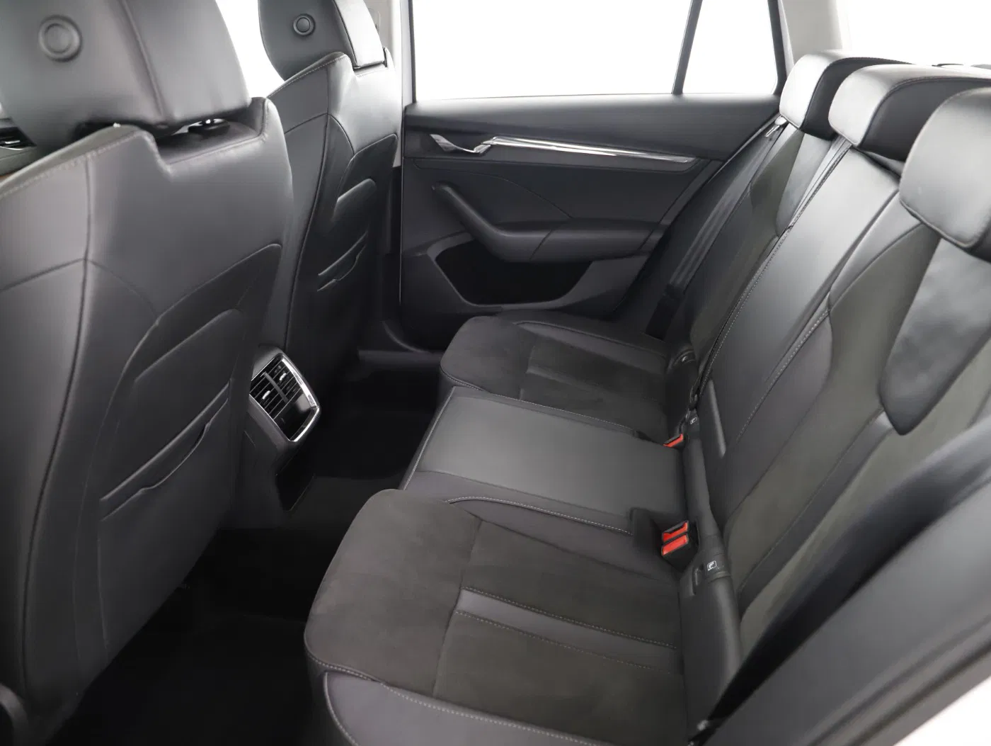 Skoda Octavia Combi 2.0 TDI Scout | Bild 21 von 27