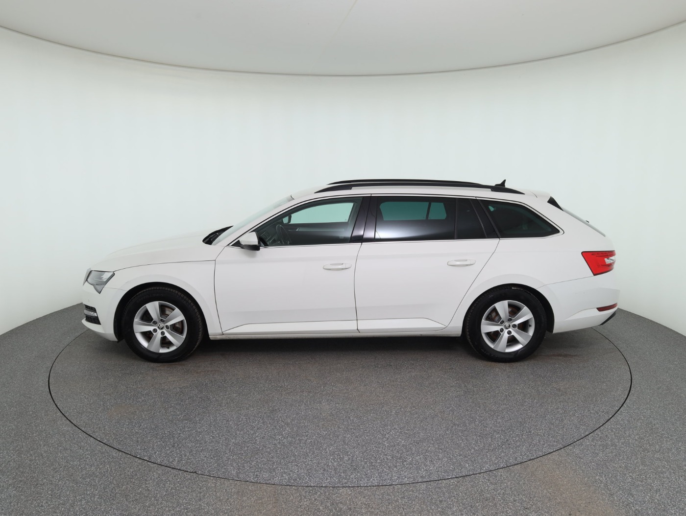 Skoda Superb Combi 2.0 TDI Ambition | Bild 9 von 30