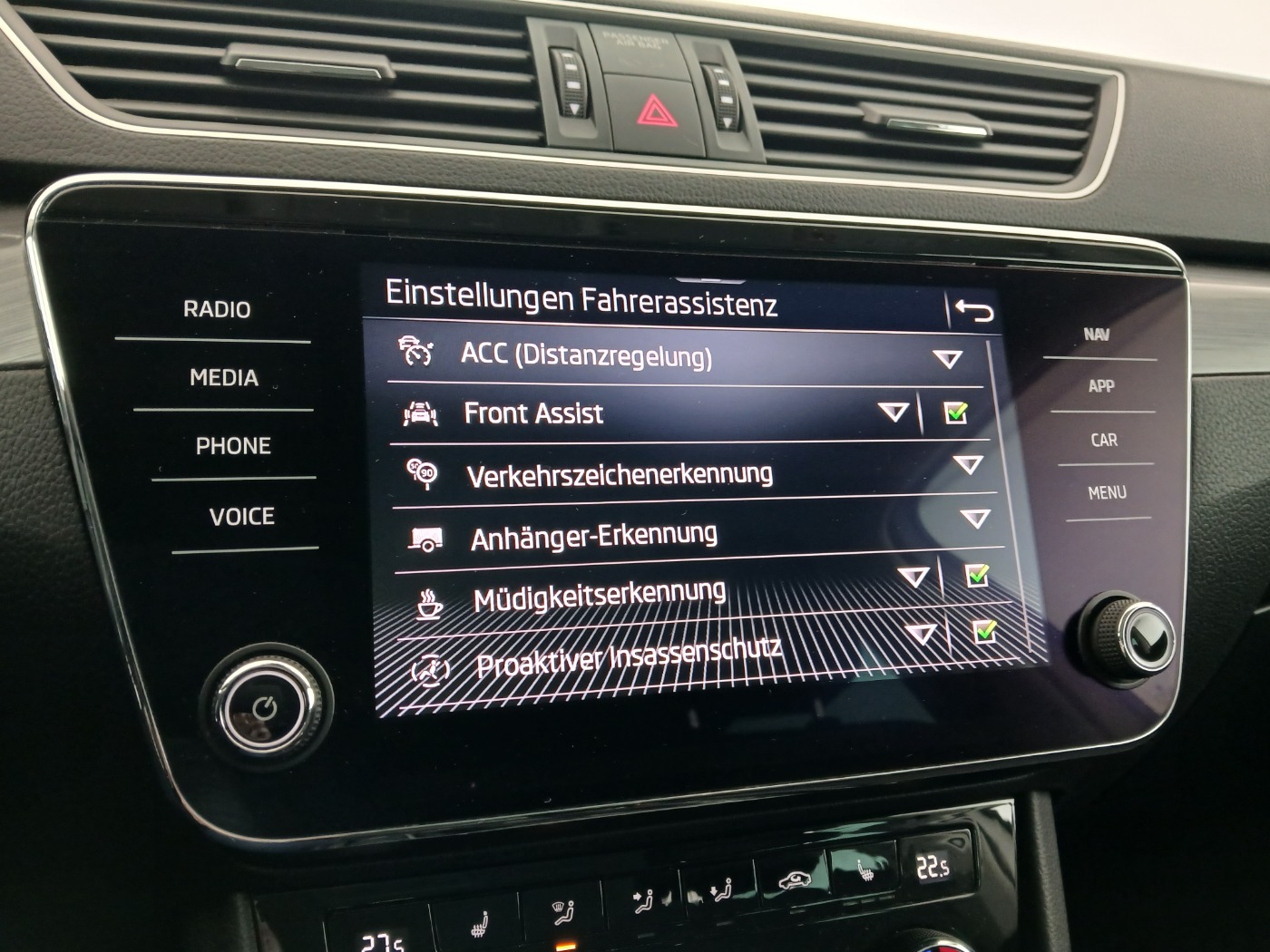 Skoda Superb Combi 2.0 TDI Ambition | Bild 24 von 30