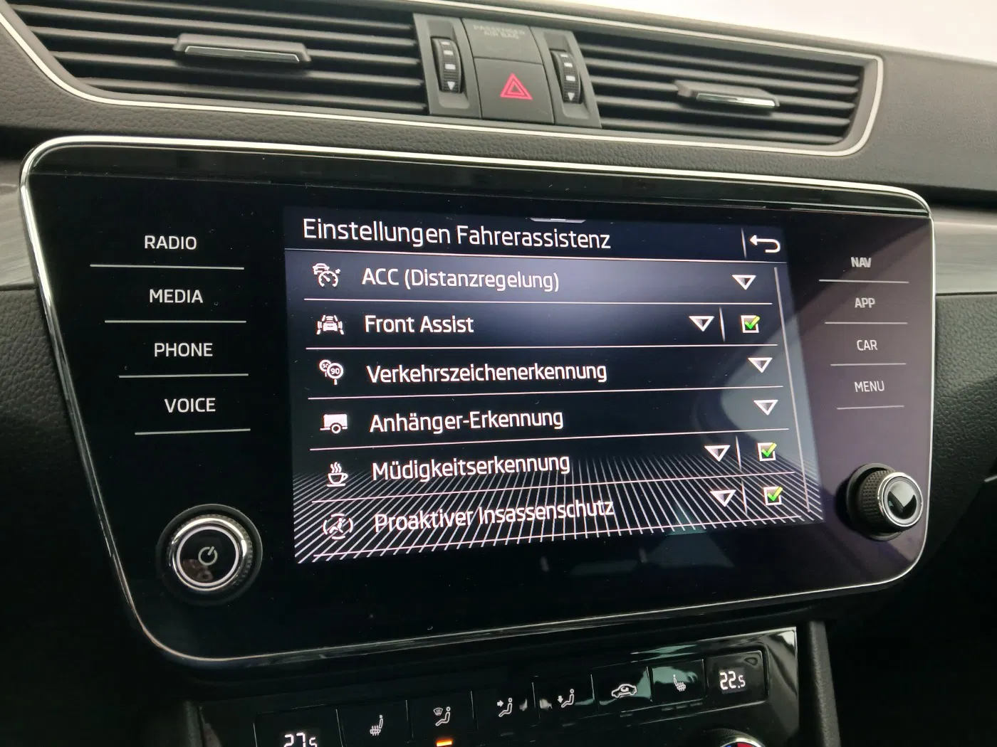 Skoda Superb Combi 2.0 TDI Ambition | Bild 24 von 30