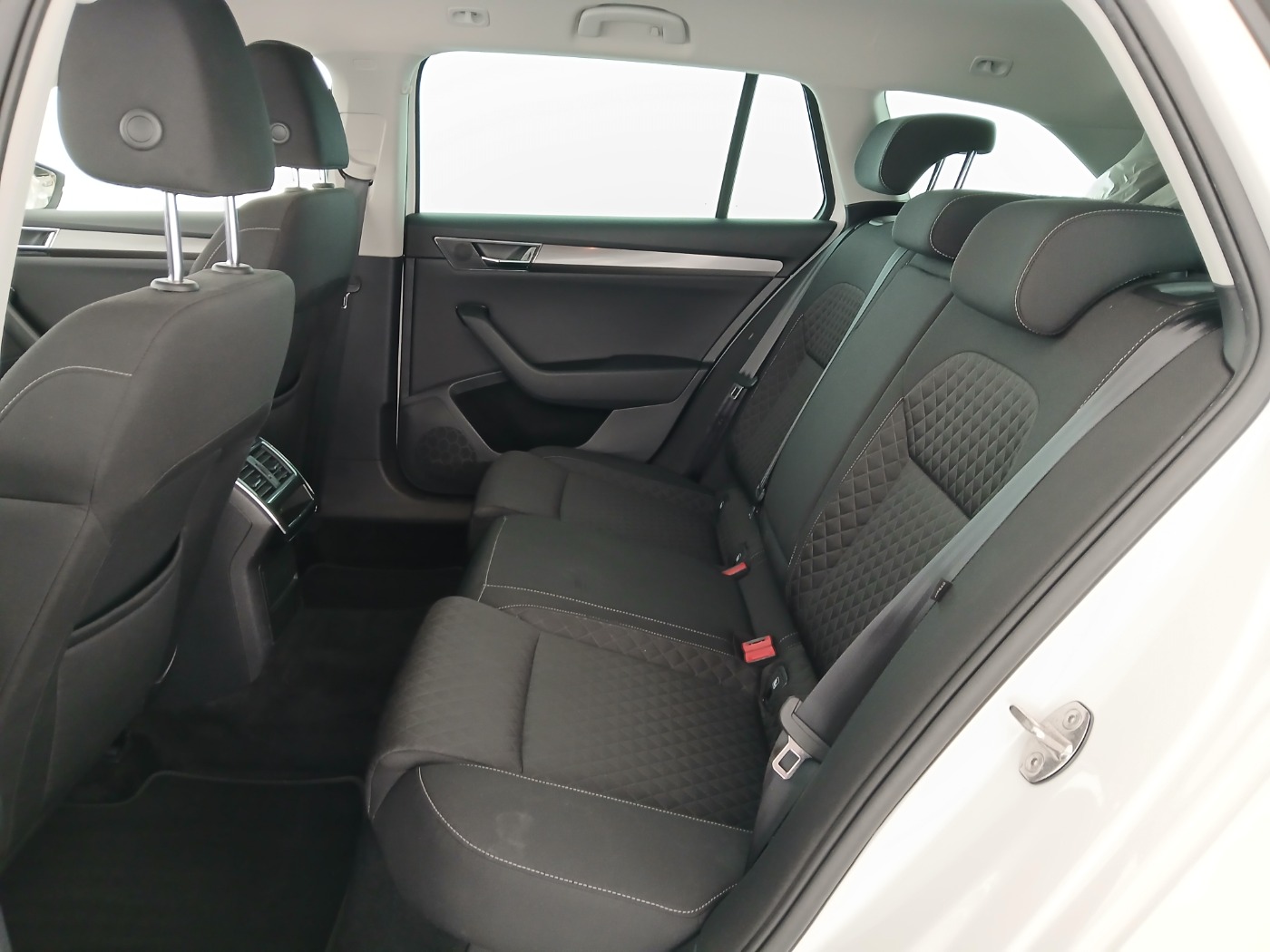 Skoda Superb Combi 2.0 TDI Ambition | Bild 29 von 30