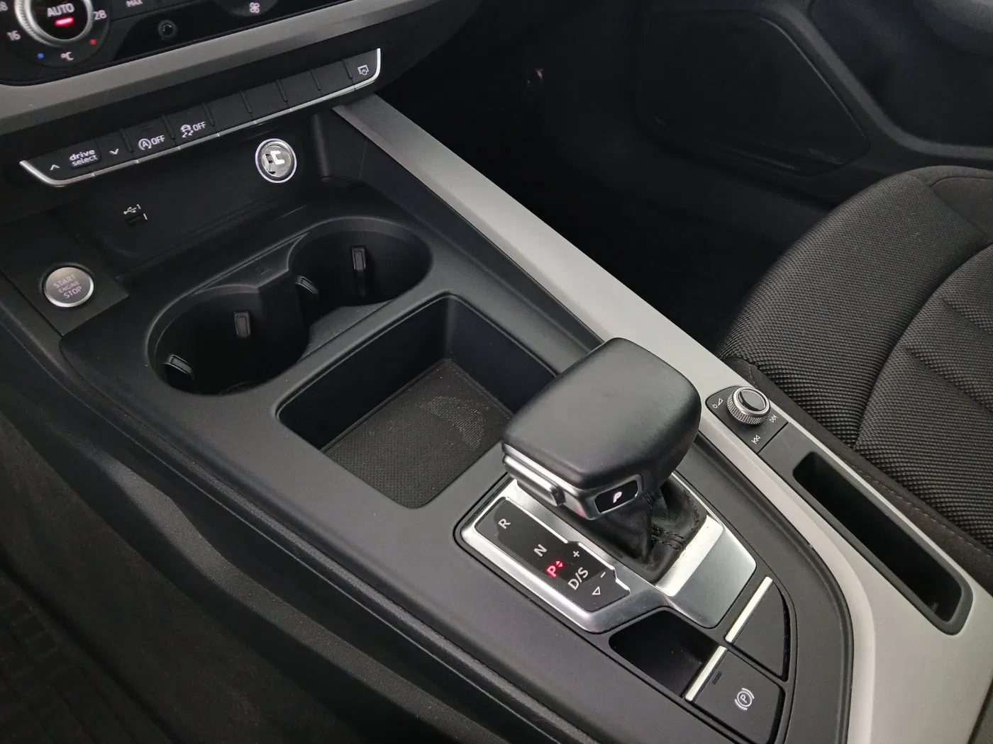 Audi A4 Avant 40 2.0 TDI quattro | Bild 23 von 27