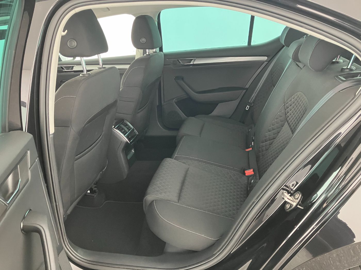 Skoda Superb 2.0 TDI Amb. DSG | Bild 17 von 26