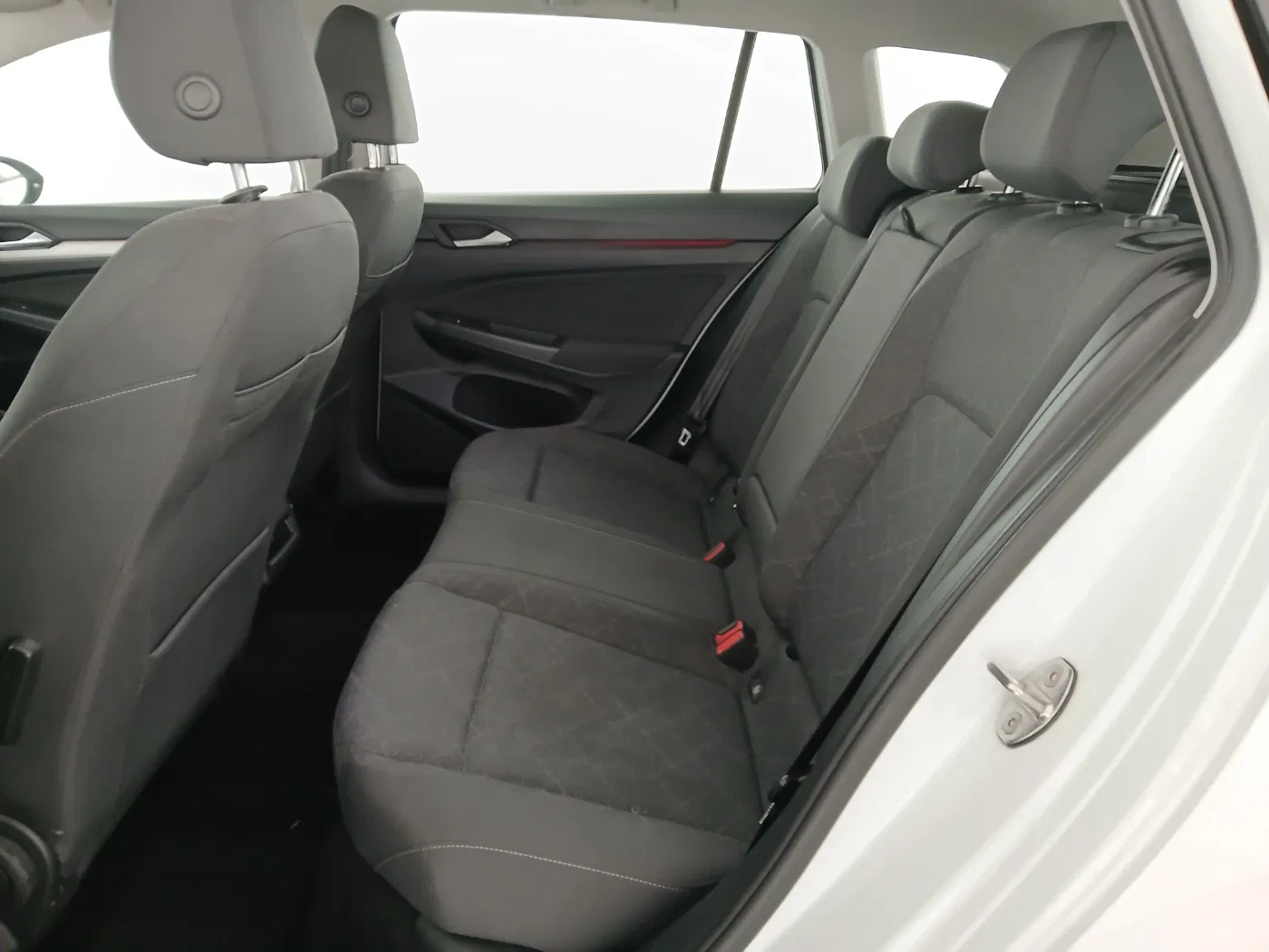 VW Golf VIII Variant 1.0 eTSI Life | Bild 25 von 26