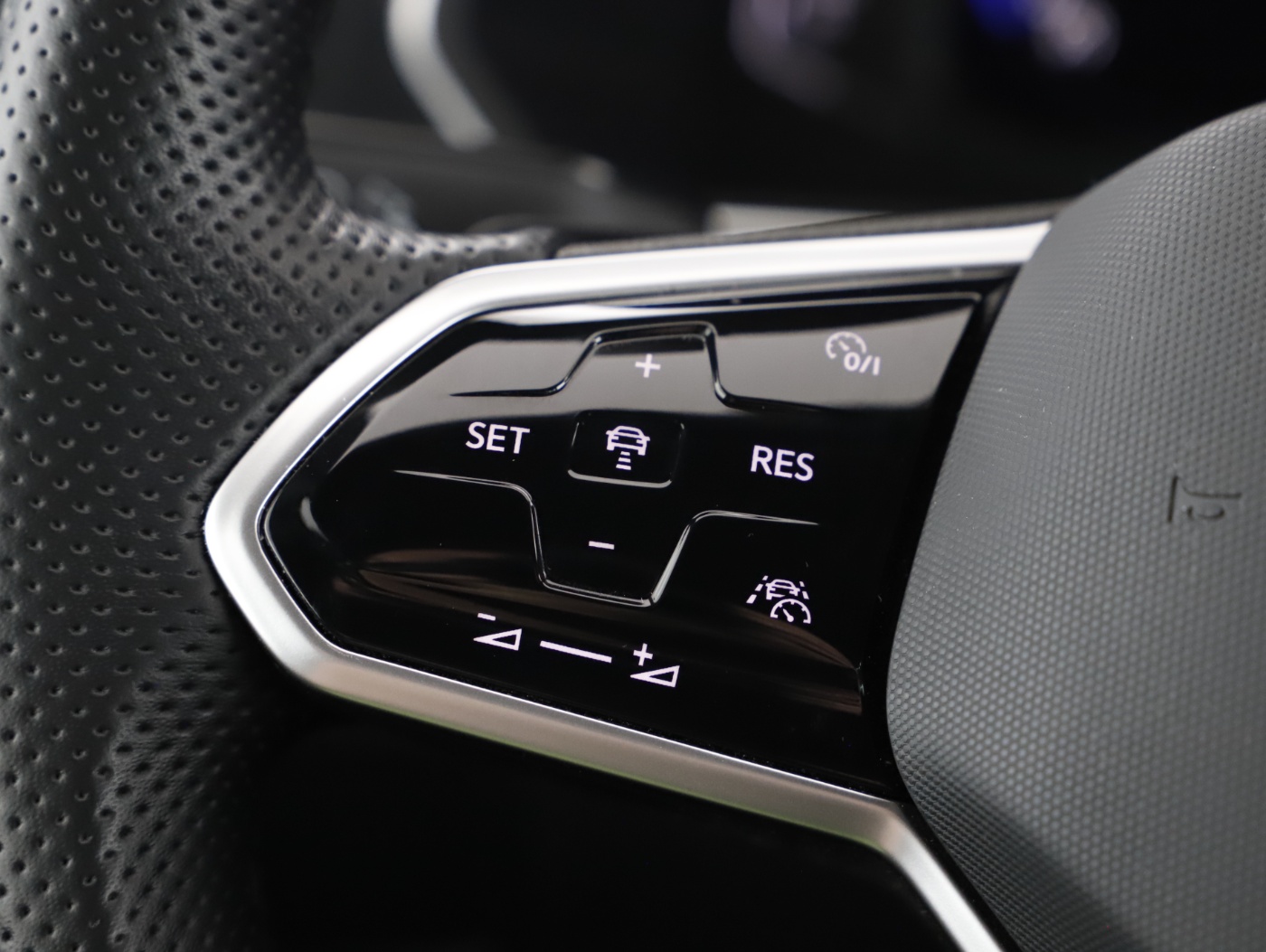 VW Tiguan 2.0 TDI R-Line DSG | Bild 18 von 24