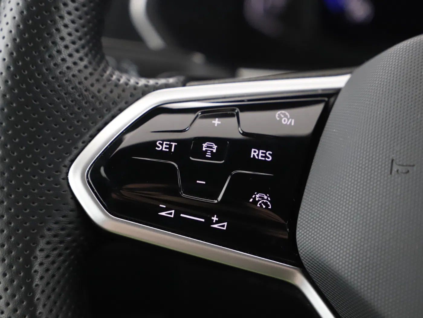 VW Tiguan 2.0 TDI R-Line DSG | Bild 18 von 24